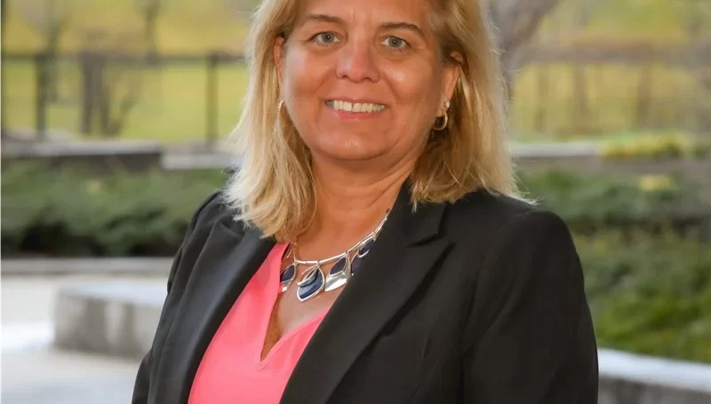 Robin Wadsworth Headshot